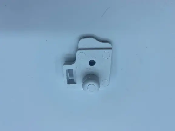 Plastic stopper sag